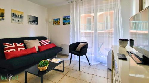 un salon avec un canapé et une table dans l'établissement Cosy Studio for Couples - Ideal 2p-Quiet Escape-AC, à Nice