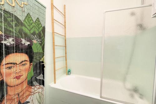 - une salle de bains avec douche et peinture d'une femme dans l'établissement Mon jardin d'Eden, à Chartres