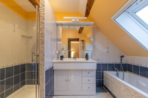 une salle de bain avec un lavabo, une baignoire et une douche dans l'établissement Ultra centre, 2 Ch, 2 SDB, Blois, à Blois