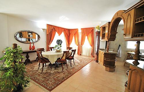 ein Esszimmer mit Tisch und Stühlen in der Unterkunft Holiday villa in 10 min from Fuengirola beach with sea views pool BBQ parking WiFi aircon big garden in Mijas Costa