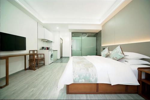 Voodi või voodid majutusasutuse Zhangjiajie Borui Hotel - Tianmen Mountain 张家界天门山泊睿庭院酒店 toas