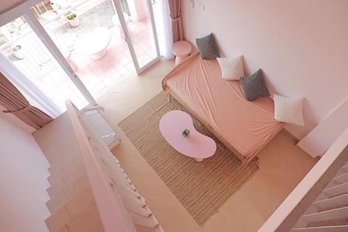 an overhead view of a bedroom with a bed at Ponder Bali Canggu in Canggu