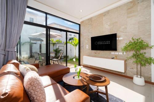 Televisyen dan/atau pusat hiburan di Goldena Twin Private Pool Villas