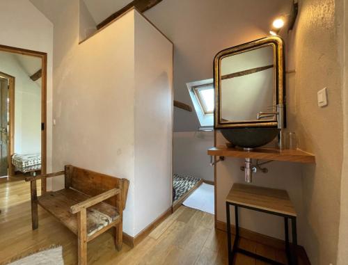 baño con espejo en un estante y una silla en Uthurraltia, en Larrau