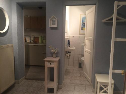 Un baño con lavabo e inodoro en una habitación. en Logierhaus An der Truse, en Brotterode