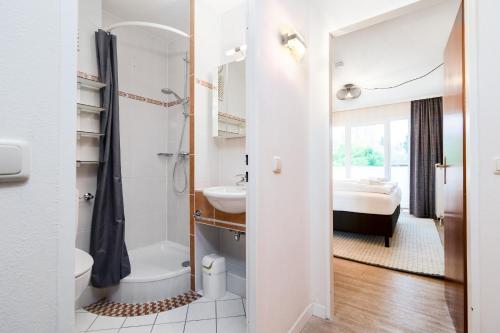 Ένα μπάνιο στο Das Solaris 7 Beach Apartment mit Balkon, Gemeinschaftssauna und Grillplatz