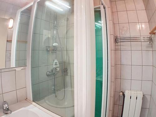 une salle de bain avec une douche avec une porte vitrée dans l'établissement Charmant 2 pièces à Val d'Isère, 4 pers, proche centre, TV, WiFi - FR-1-518-164, à Val dʼIsère