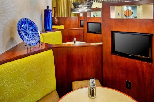 Courtyard Hamiltonにあるテレビまたはエンターテインメントセンター