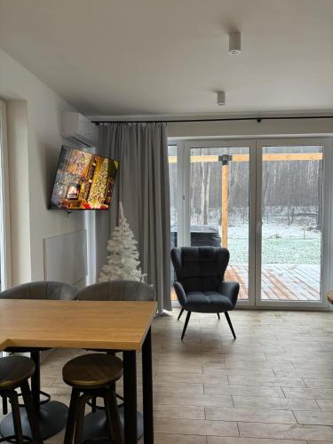 a living room with a table and chairs at Chill Chaty in Tarnobrzeg