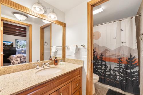 un bagno con lavandino e doccia di Lakeland Village 2 Bed Condo Pool View a South Lake Tahoe