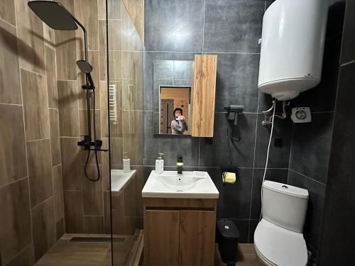 a person taking a picture of a bathroom at Шервуд in Myta