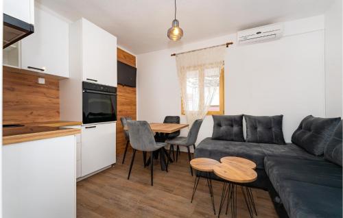 un soggiorno con un divano e un tavolo di Lovely Apartment In Gornji Karin a Gornji Karin (Carino)