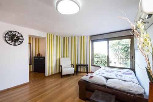 Postel nebo postele na pokoji v ubytování Lovely studio on the Carmel Mt