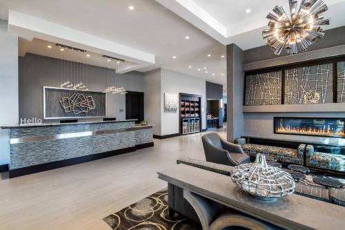 un ampio soggiorno con camino e lampadario di TownePlace Suites by Marriott Boston Logan Airport/Chelsea a Chelsea