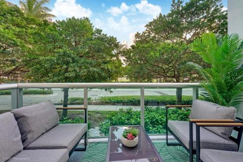 Zahrada ubytování Beachfront Oasis in Sunny Isles 3BR, Pool & Tennis