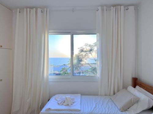 Postel nebo postele na pokoji v ubytování H&O Kings Palace Sea View Apartment
