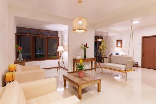 a living room with a couch and a table at Casa Poema Paraty in Paraty