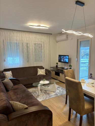 una sala de estar con un sofá y una mesa en Popovic, en Ub