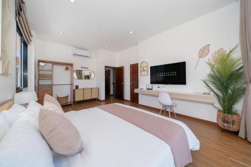 Televisyen dan/atau pusat hiburan di Goldena Twin Private Pool Villas