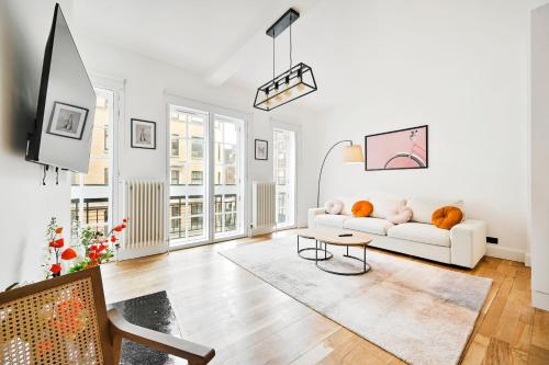 a living room with a white couch and a table at Stunning 3 Bed Central London Apartment in London