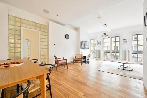a living room with a table and chairs at Stunning 3 Bed Central London Apartment in London
