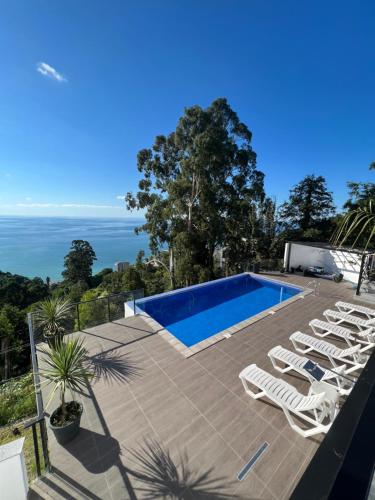 Bazén v ubytování Villa Deluxe Kvariati nebo v jeho okolí
