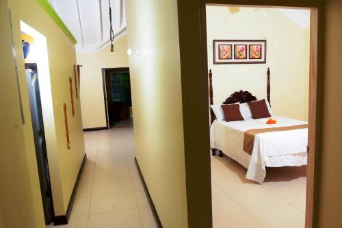 Tropical Escape in Richmond with Pool & Gym Perfect Paradise Getaway Sleeps 7 Perfect for Familiesにあるベッド