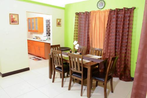 Tropical Escape in Richmond with Pool & Gym Perfect Paradise Getaway Sleeps 7 Perfect for Familiesにあるキッチンまたは簡易キッチン