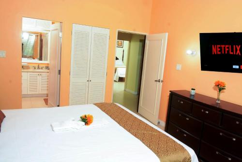 Tropical Escape in Richmond with Pool & Gym Perfect Paradise Getaway Sleeps 7 Perfect for Familiesにあるベッド