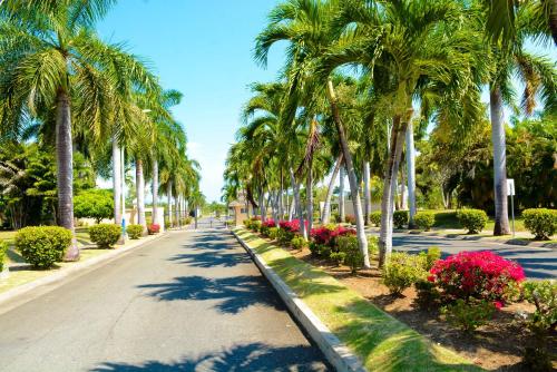 Tropical Escape in Richmond with Pool & Gym Perfect Paradise Getaway Sleeps 7 Perfect for Familiesにある庭