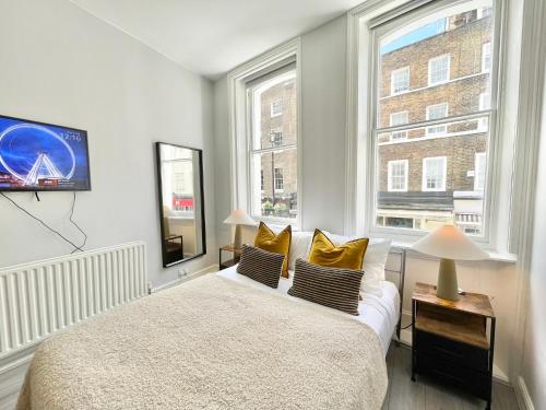 ein Schlafzimmer mit einem Bett und einem großen Fenster in der Unterkunft Soho Guest House Room 1 in London