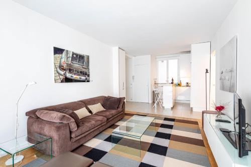 un salon avec un canapé et une table dans l'établissement GuestReady - Perfect home in the heart of Paris, à Paris