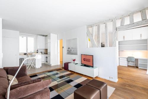 un salon avec un canapé et une table dans l'établissement GuestReady - Perfect home in the heart of Paris, à Paris