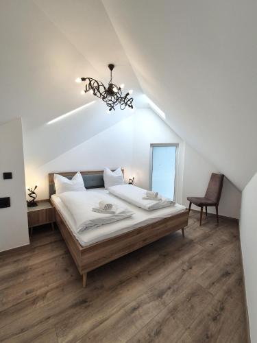 Un dormitorio con una cama grande y una lámpara de araña. en Winterberg Appartement 21136, en Winterberg