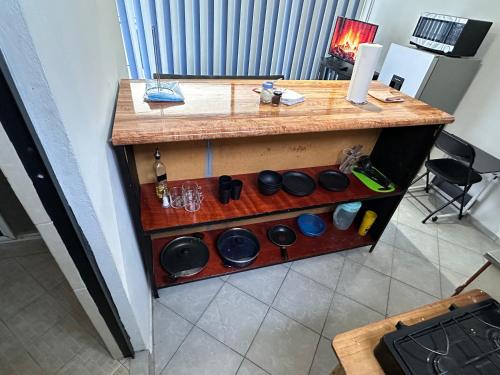 a wooden counter with some pots and pans on it at Mini Suite 14 Cerca De Aut MEX QRO in Cuautitlán Izcalli