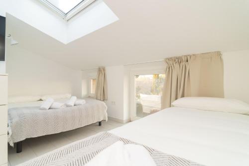 Una cama o camas en una habitación de Lovely Attic