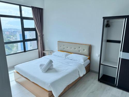 Postel nebo postele na pokoji v ubytování Upper Floor City View with Jesselton Quay near Suria Sabah & Jesselton point
