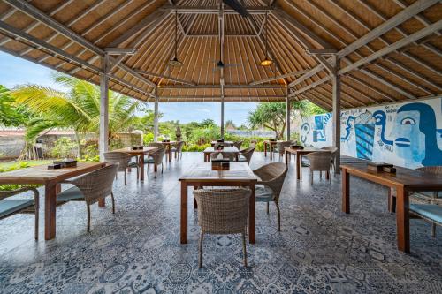 Restaurace v ubytování The Cubang Hut's Lembongan