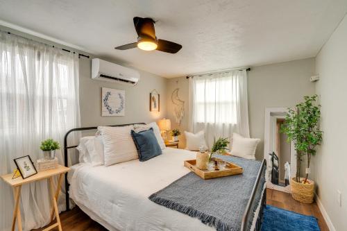 プンタ・ゴーダにあるDock and Lanai Waterfront Punta Gorda Cottageのベッドルーム1室(ベッド1台、シーリングファン付)