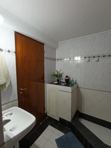 Bilik mandi di Posada Marirí
