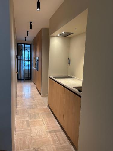 un couloir d'une cuisine avec un comptoir et des armoires dans l'établissement Palm Beach front de mer, à Cannes