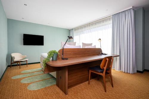 TV a/nebo společenská místnost v ubytování Van der Valk Hotel Schiphol