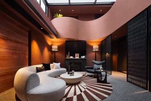 a living room with a couch and a chair at Topscape 仰山 in Qingdao