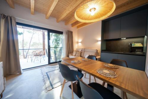 a kitchen and dining room with a wooden table and chairs at Alojamiento Rural 1Respiro Parque Natural Serra Calderona in Serra