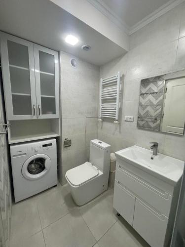 Et badeværelse på Republic Square Apartment