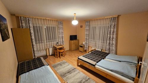 Un dormitorio con una cama y un escritorio. en Willa Pod Kopiencem, en Zakopane