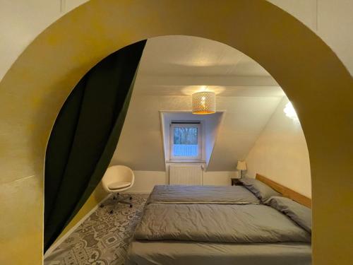 un dormitorio con una cama y una ventana en Fachwerkhaus von 1894, Hahnenklee-Bockswiese Getaway, en Hahnenklee-Bockswiese