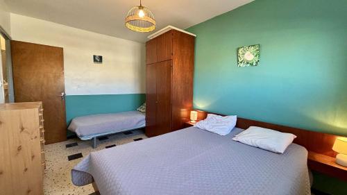 une chambre avec un lit et un mur végétal dans l'établissement Appartement 2 pièces PORT LA NOUVELLE PN390-013, à Port-la-Nouvelle