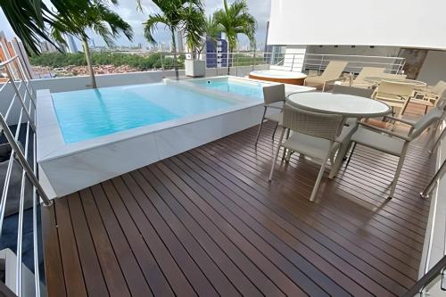 un balcone con piscina in cima a un edificio di Espetacular Apart Hotel Manaíra a João Pessoa