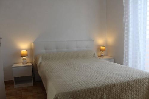 une chambre avec un lit avec deux lampes sur deux tables dans l'établissement Appartement 2 pièces PORT LA NOUVELLE PN440-024, à Port-la-Nouvelle